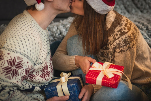 Šta kupiti devojci za Novu godinu: Vodič za savršen poklon u 2026.